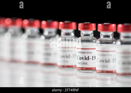 Covid-19 Coronavirus-Impffläschchen aus der Nähe Stockfoto