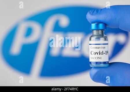 Arzt Hand in Latex blaue Handschuhe hält Covid-19 Coronavirus-Impfstoff Fläschchen. Stockfoto