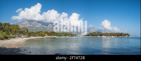 Mediterrane Meereslandschaft im Ferienort Kemer, Antalya, Türkei. Stockfoto