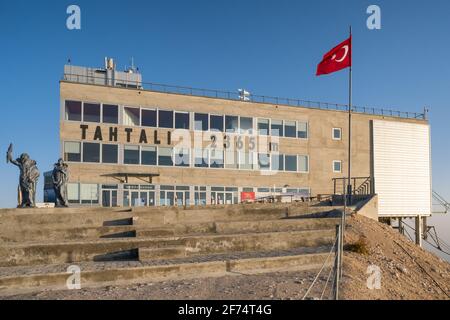 Seilbahnstation auf der Spitze des Tahtali Berges in Türkei Stockfoto