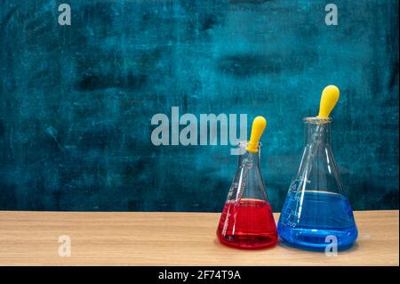 Werkzeuge für wissenschaftliche Experimente auf dem Schreibtisch. Leere Tafel. Bildungskonzept. Stockfoto