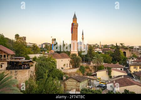 Uhrturm und Yivli Minarett in Kaleici Altstadt von Antalya, Türkei Stockfoto