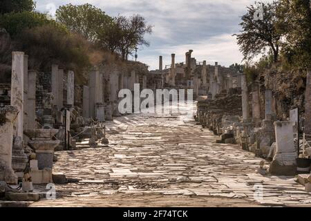 Historische Curetes Straße in Ephesus Antike Stadt an sonnigen Tagen in Selcuk, Türkei Stockfoto