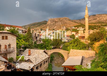 Mostar Altstadt Stadtbild bei Sonnenuntergang, BiH Stockfoto