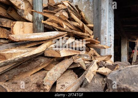 Holzstapel am Straßenrand für die Industrie. Haufen Feuerholz Stockfoto