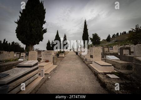 tzfat-israel. 22-03-2021. Überfüllte Gräber, auf dem neuen Friedhof in der Stadt tzfat, im Hintergrund eines bewölkten Winterhimmels Stockfoto