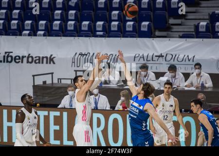 Madrid, Spanien. April 2021. Alberto Abalde (Mitte weiß) beim Real Madrid Sieg über Acunsa GBC 97 - 71 in Liga Endesa regulären Saison Spiel (Tag 29) gefeiert in Madrid (Spanien) im Wizink Center. April 2021. (Foto von Juan Carlos García Mate/Pacific Press) Quelle: Pacific Press Media Production Corp./Alamy Live News Stockfoto