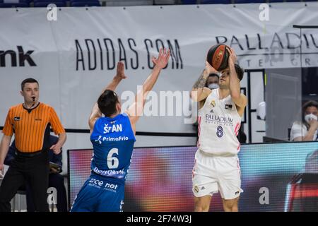 Madrid, Spanien. April 2021. Nico Laprovittola (rechts weiß) beim Real Madrid Sieg über Acunsa GBC 97 - 71 in Liga Endesa regulären Saison Spiel (Tag 29) gefeiert in Madrid (Spanien) im Wizink Center. April 2021. (Foto von Juan Carlos García Mate/Pacific Press) Quelle: Pacific Press Media Production Corp./Alamy Live News Stockfoto