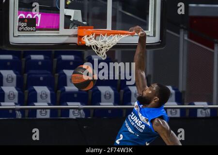 Madrid, Spanien. April 2021. Viny Okouo beim Real Madrid Sieg über Acunsa GBC 97 - 71 in Liga Endesa regulären Saison Spiel (Tag 29) gefeiert in Madrid (Spanien) im Wizink Center. April 2021. (Foto von Juan Carlos García Mate/Pacific Press) Quelle: Pacific Press Media Production Corp./Alamy Live News Stockfoto