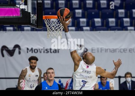 Madrid, Spanien. April 2021. Alex Tyus (weiß) beim Real Madrid Sieg über Acunsa GBC 97 - 71 in Liga Endesa regulären Saison Spiel (Tag 29) gefeiert in Madrid (Spanien) im Wizink Center. April 2021. (Foto von Juan Carlos García Mate/Pacific Press) Quelle: Pacific Press Media Production Corp./Alamy Live News Stockfoto