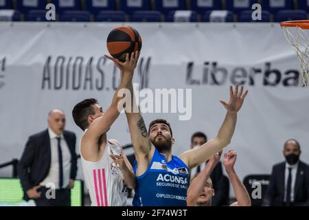 Madrid, Spanien. April 2021. Carlos Alocén (weiß) beim Real Madrid Sieg über Acunsa GBC 97 - 71 in Liga Endesa regulären Saison Spiel (Tag 29) gefeiert in Madrid (Spanien) im Wizink Center. April 2021. (Foto von Juan Carlos García Mate/Pacific Press) Quelle: Pacific Press Media Production Corp./Alamy Live News Stockfoto
