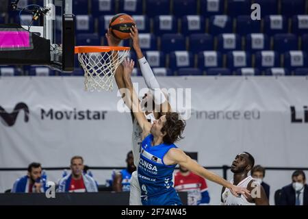 Madrid, Spanien. April 2021. Alex Tyus (weiß) beim Real Madrid Sieg über Acunsa GBC 97 - 71 in Liga Endesa regulären Saison Spiel (Tag 29) gefeiert in Madrid (Spanien) im Wizink Center. April 2021. (Foto von Juan Carlos García Mate/Pacific Press) Quelle: Pacific Press Media Production Corp./Alamy Live News Stockfoto