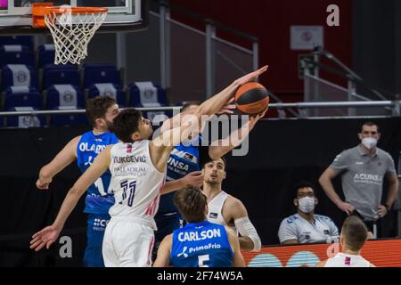 Madrid, Spanien. April 2021. Tristan Vukcevic (weiß) beim Real Madrid Sieg über Acunsa GBC 97 - 71 in Liga Endesa regulären Saison Spiel (Tag 29) gefeiert in Madrid (Spanien) im Wizink Center. April 2021. (Foto von Juan Carlos García Mate/Pacific Press) Quelle: Pacific Press Media Production Corp./Alamy Live News Stockfoto