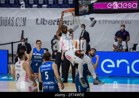 Madrid, Spanien. April 2021. Alex Tyus (weiß) beim Real Madrid Sieg über Acunsa GBC 97 - 71 in Liga Endesa regulären Saison Spiel (Tag 29) gefeiert in Madrid (Spanien) im Wizink Center. April 2021. (Foto von Juan Carlos García Mate/Pacific Press) Quelle: Pacific Press Media Production Corp./Alamy Live News Stockfoto