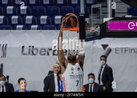 Madrid, Spanien. April 2021. Alex Tyus (weiß) beim Real Madrid Sieg über Acunsa GBC 97 - 71 in Liga Endesa regulären Saison Spiel (Tag 29) gefeiert in Madrid (Spanien) im Wizink Center. April 2021. (Foto von Juan Carlos García Mate/Pacific Press) Quelle: Pacific Press Media Production Corp./Alamy Live News Stockfoto