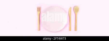 Banner aus Öko Set aus Bambus Besteck Utensil auf rosa Hintergrund. Zero Waste Konzept. Stockfoto