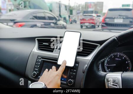 Handy auf dem Auto Luftauslass.Blank mit weißem Bildschirm.Mock up Smartphone im Auto. Stockfoto