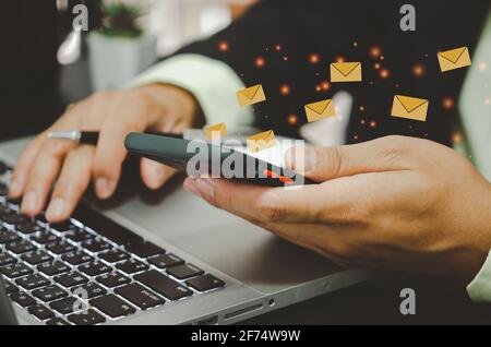 Nahaufnahme Mann hält ein Handy eine Symbol-E-Mail-Nachricht. Marketingunternehmen, die Informationen an Kunden senden oder Online-Transaktionen hacken. Unternehmen Stockfoto