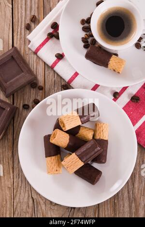 Schokoladen-Waffelbrötchen. Stockfoto