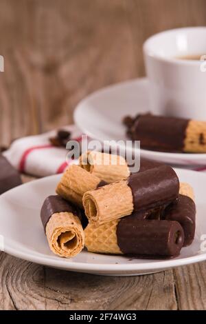 Schokoladen-Waffelbrötchen. Stockfoto