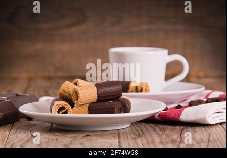 Schokoladen-Waffelbrötchen. Stockfoto