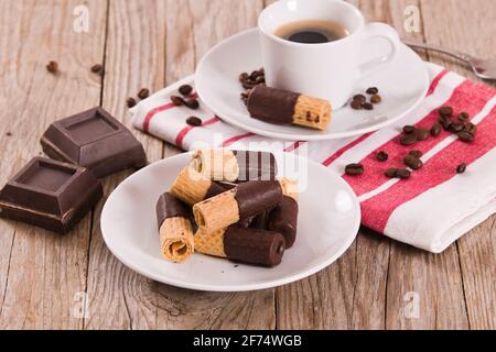 Schokoladen-Waffelbrötchen. Stockfoto