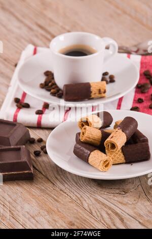 Schokoladen-Waffelbrötchen. Stockfoto