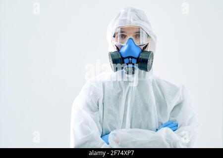 Mann in einem Schutzanzug, einer Atemschutzmaske und einer Schutzmaske. Stockfoto