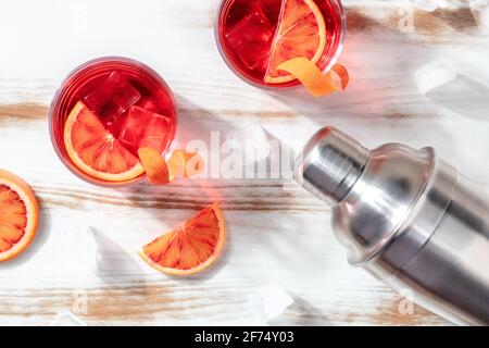 Orangencocktails mit Blutorangen und einem Shaker, von oben geschossen Stockfoto