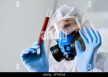 Forscher zeigt eine Flasche mit einem neuen Test. Stockfoto