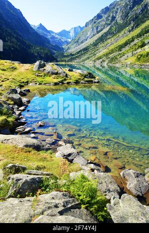 Gaube See in der Nähe von Dorf Cauterets in der Hautes-Pyrenäen-Abteilung, Frankreich, Europa. Schöne Berglandschaft im Sommer Tag. Stockfoto