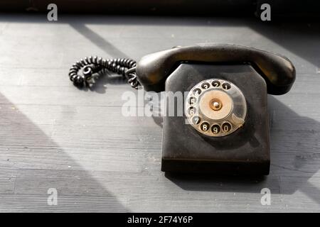 Schwarzes altes staubtes Telefon mit Diskette, Kopierspase Stockfoto