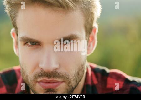 Schöner bärtiger Mann Nahaufnahme Porträt. Hipster-Optik. Stockfoto