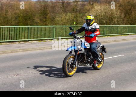 Ducati Scrambler Motorradfahrer; zweirädriger Transport, Motorräder, Fahrzeug auf britischen Straßen, Motorräder, Motorradfahrer fahren in Manchester, Großbritannien Stockfoto