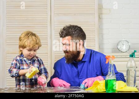 Vater und Sohn putzen. Vater und Kind machen zu Hause sauber. Stockfoto