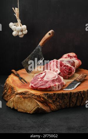 Hacken von Ossobuco-Steak aus Rinderschenkel mit Hackfleisch auf Holz Stumpf Stockfoto