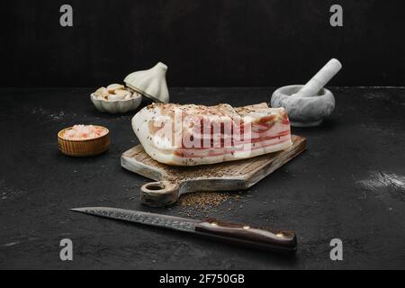 Gesalzen mit Kümmel Schweinebauch Schmalz auf Schneidebrett Stockfoto