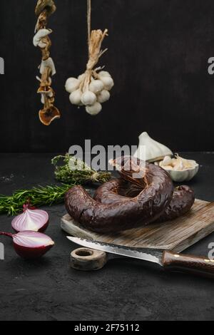 Organischer Blutpudding auf Schneidebrett Stockfoto