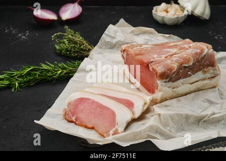 Geräucherter Rinderschinken auf Holzschneidebrett Stockfoto