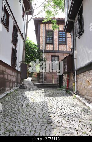 Pflastersteinpflaster und mittelalterliche Häuser in der Altstadt von Kaleici in Ankara, Türkei Stockfoto
