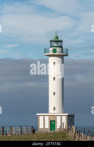 Weißer Leuchtturm in Faro de Lastres in Asturien platziert Spanien unter wolkenlosem blauen Himmel am Tag Stockfoto