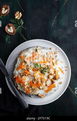 Blick von oben auf leckeren Kuchen mit Frischkäse und knusprig Nüsse mit frischen Karottenscheiben darauf Stockfoto