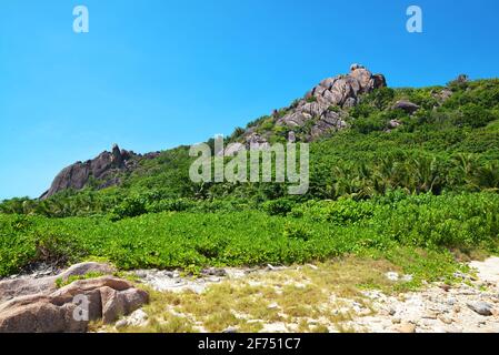 Granitfelsen in der Nähe von Anse Pierrot Strand. La Digue Island, Seychellen. Tropisches Reiseziel im Indischen Ozean. Stockfoto