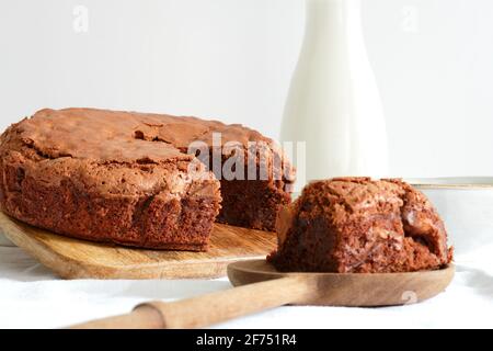 Süße Schokolade Brownie Kuchen serviert auf Holz Schneidebrett auf Tisch zu Hause Stockfoto