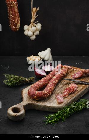 Sonnengetrocknete Rinderwurst auf Holzschneidebrett Stockfoto