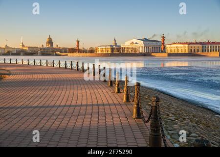 Damm der Insel Hare in der Nähe der Peter und Paul Festung mit Blick auf die Spit der Insel Vasilievsky, Palace Bridge, St. Isaac Kathedrale und Admiral Stockfoto