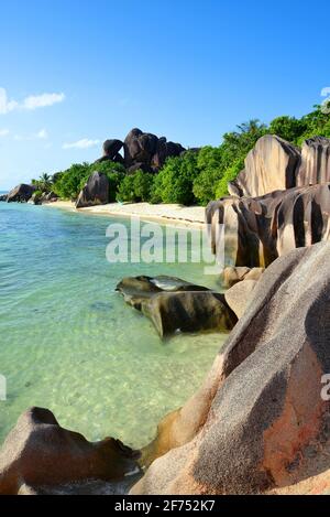 Wunderschöner Strand Anse Source d'Argent mit großen Granitfelsen an sonnigen Tagen. La Digue Island, Seychellen. Luxusreiseziel. Stockfoto
