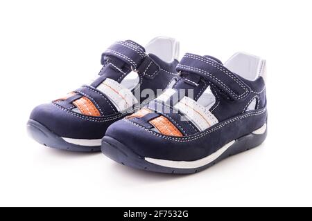 Sommerschuhe isoliert auf weißem Hintergrund. Jungen Ledersandalen. Stockfoto