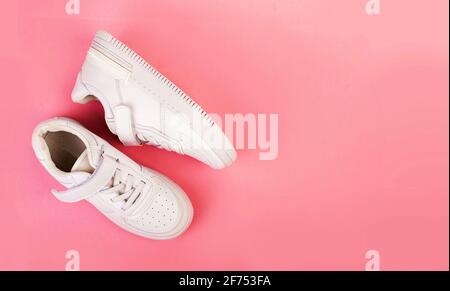 Sneakers aus weißem Leder isoliert auf rosa Hintergrund. Stockfoto