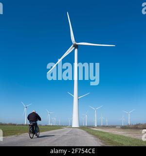 Windturbinen unter blauem Himmel auf philipsdam in der niederländischen Provinz Von Zeeland Stockfoto